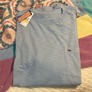 Mens Medium Vineyard Vines Lightweight Pocket T. New with small hole front/back